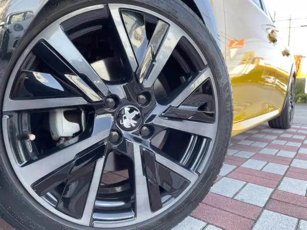 Peugeot 208GT Panoramic Roof Radar Cruise Control Apple CarPlay Backup Camera Collision Mitigation Braking Front/Rear Clearance Sonar Lane Keeping Assist Front Seat Heater LED Headlights ETC Non-Smoking Vehicle (Faro Yellow) — photo 8