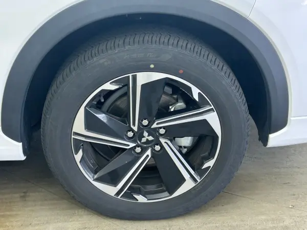 Mitsubishi Eclipse Cross PHEV 2.4 P 4WD with Charging Cable, Genuine Navigation, 360 Camera, Back Camera, Side Camera, Head-Up Display, Heated Steering Wheel, Half Leather Seats, Heated Seats, Driver Power Seat, ETC, Genuine Aluminum Carrier (White Diamond:W85) — photo 8