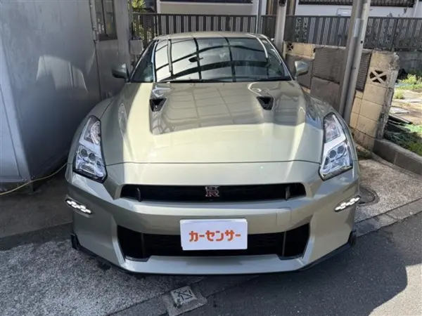 2025 Nissan Gt-r — photo 2