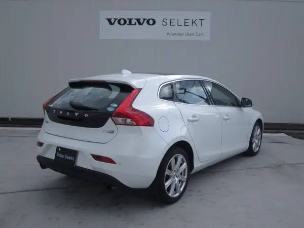 2019 Volvo V40 — photo 2