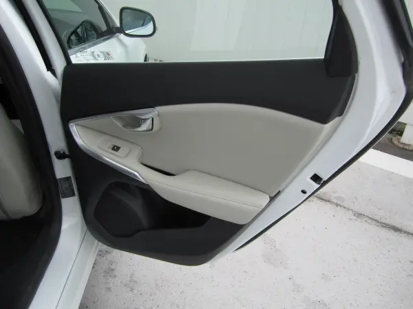 Volvo V40 T3 Classic Edition — photo 9