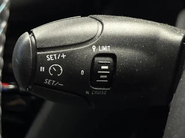 Peugeot 2008 Cross City Late Model Special Edition Apple CarPlay Cruise Control Half Leather Seat Grip Control Corner Sensor Dual Auto AC Auto Light Keyless Entry Non-Smoker (Pearl White) — photo 7
