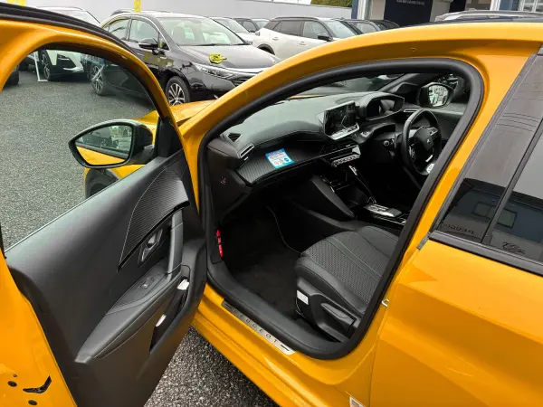 Peugeot 208 GT — photo 7