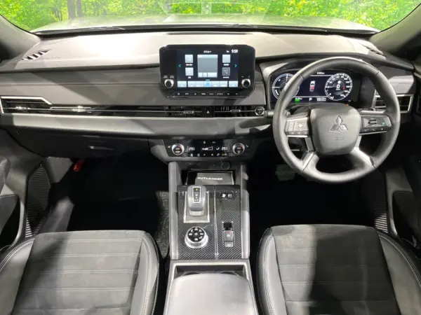 2023 Mitsubishi Outlander — photo 2
