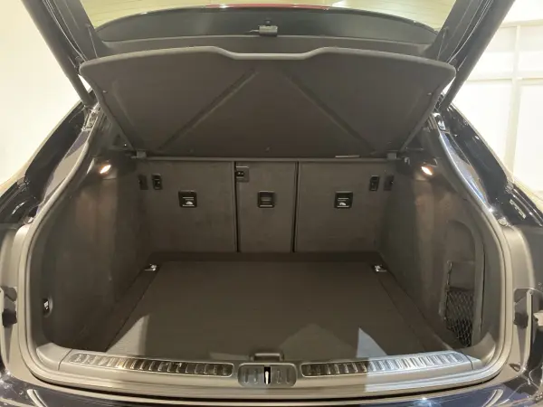 2021 Porsche Macan — photo 2
