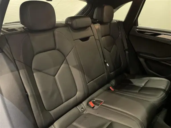 Porsche Macan S PDK 4WD Sport Chrono Package Panoramic Sliding Roof Leather Package Black Piano Black Interior Package Porsche Dynamic Light System (PDLS) LED Headlights Apple CarPlay (Jet Black Metallic) — photo 7