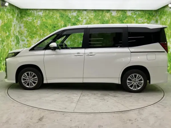 2023 Toyota Noah — photo 2