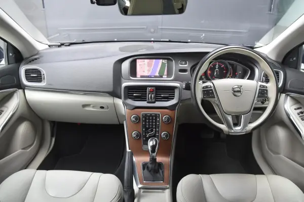 2019 Volvo V40 — photo 2