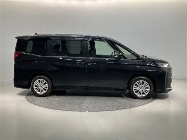 2023 Toyota Noah — photo 3
