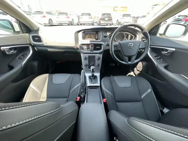 2019 Volvo V40 — photo 2