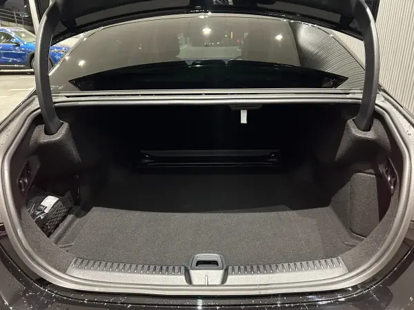 Mercedes-Benz E-Class E220 d Avantgarde AMG Line Package (ISG) Diesel Turbo MP202502 Our Demo Car/One Owner/360° Camera/Foot Trunk Opener/19-inch AMG Alloy Wheels/Leather Wrapped (Nappa Leather) Sports Steering Wheel/Apple CarPlay & Android Auto/Leather ARTICO & MICROCUT Seats (Obsidian Black) — photo 7