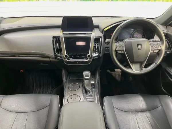 2020 Toyota Crown — photo 2