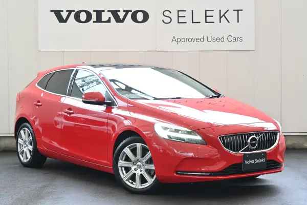 2020 Volvo V40 — photo 1