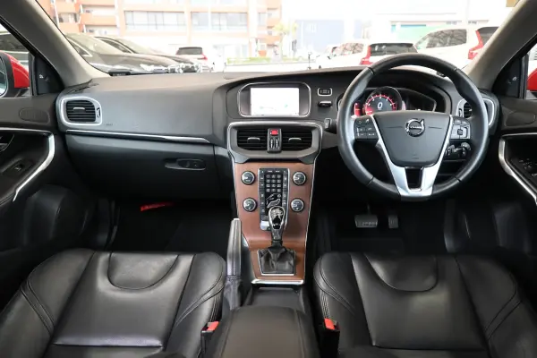 2020 Volvo V40 — photo 3 | Tuminion Kenya