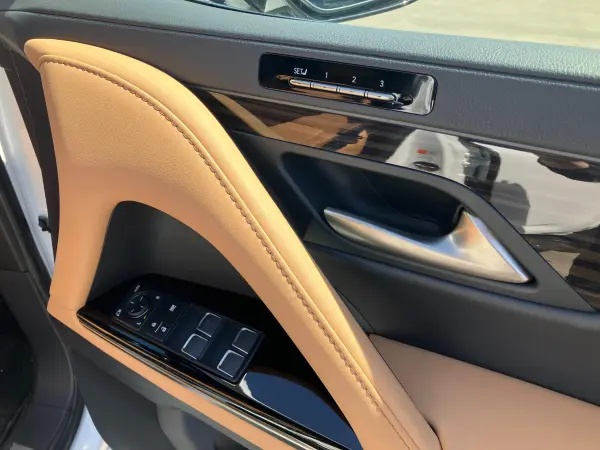 Lexus LX600 4WD Right Hand Drive / Sonic Quartz (White) / Beige Interior / Lexus Safety System+ / Pre-Crash Safety / Lane Tracing Assist / Adaptive High Beam System / Roadside Assist / Radar Cruise (Sonic Quartz) — photo 8