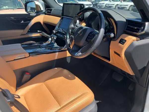 Lexus LX600 4WD Right Hand Drive / Sonic Quartz (White) / Beige Interior / Lexus Safety System+ / Pre-Crash Safety / Lane Tracing Assist / Adaptive High Beam System / Roadside Assist / Radar Cruise (Sonic Quartz) — photo 9