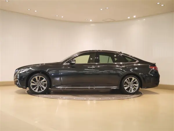 2021 Toyota Crown — photo 2