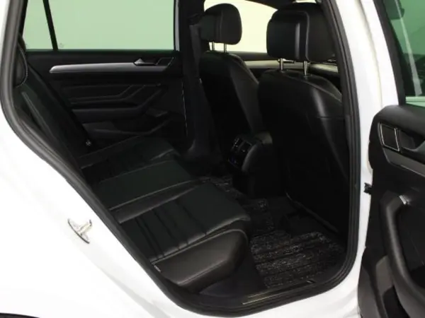 Volkswagen Passat Variant TDI R-Line Diesel Turbo — photo 9