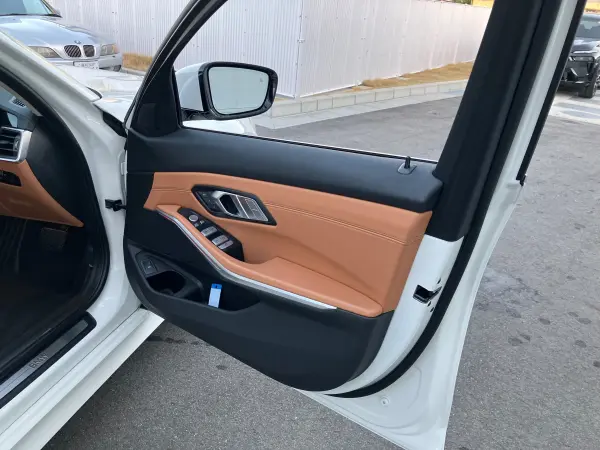 BMW 3 Series 318i 40th Anniversary Edition — photo 7