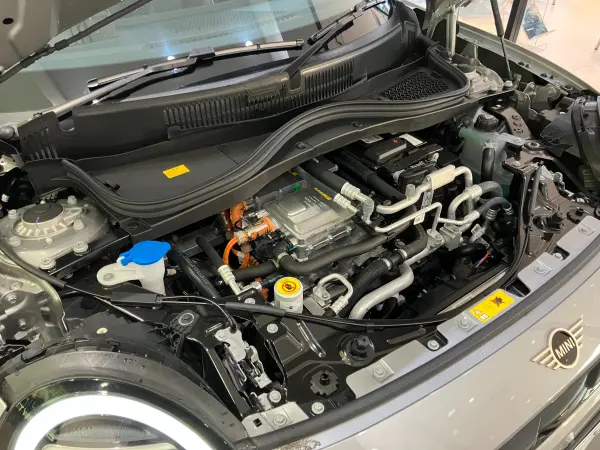 Mini Cooper SE 3 Door — photo 7