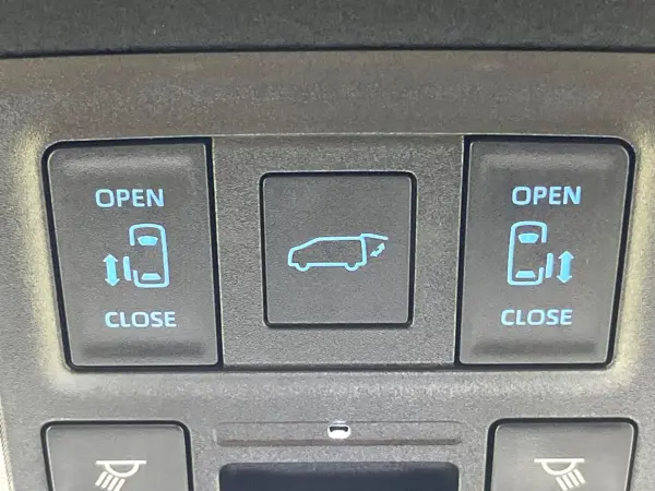 2025 Toyota Noah — photo 3