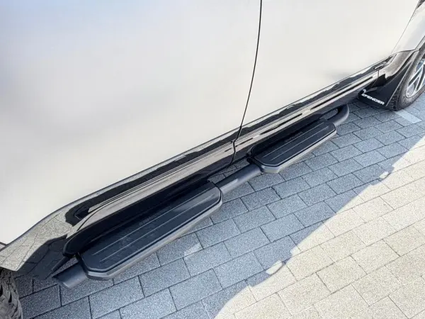 Land Rover Defender 110 X 3.0L D300 Diesel Turbo 4WD Certified Used Car Diesel Non-Smoking Sunroof Digital Inner Mirror Adaptive Cruise Fixed Side Step MERIDIAN Surround Head-Up Display Cooler Box Air Suspension (Eiger Grey (Metallic)) — photo 8