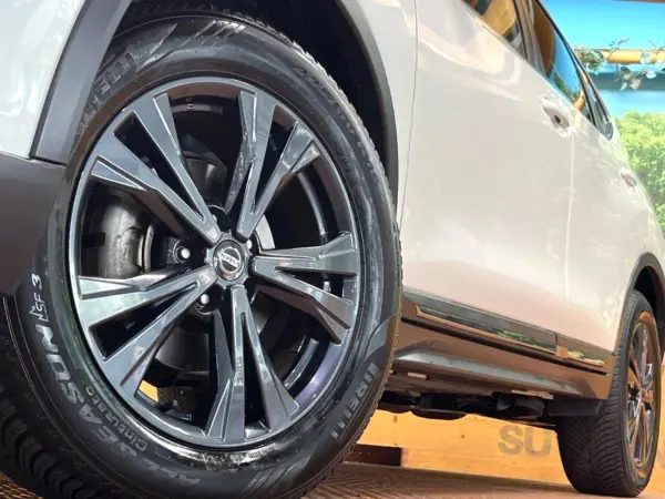Nissan X-Trail 2.0 20Xi Leather Edition V Selection 2-Row 4WD Non-Smoking Sunroof Genuine 9-inch Navigation Around-View Camera ProPilot Digital Mirror Power Rear Gate LED Headlights Black Leather Power Seats All-Seat Heaters Genuine 18-inch Alloy ETC Roof Rails (Brilliant White Pearl (3P)) — photo 9
