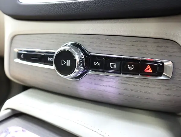 Volvo XC90 Ultra B5 AWD 4WD 360° Camera Non-smoking Blind Spot Monitor Adaptive 5 Adaptive Cruise Control Front/Rear Seat Heaters Steering Heater Bowers & Wilkins Sound System (Platinum Grey Metallic) — photo 9