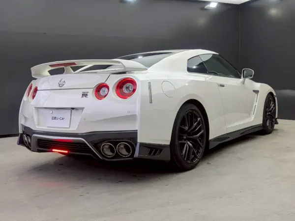 2019 Nissan Gt-r — photo 2
