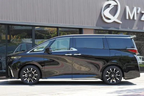 2026 Toyota Alphard — photo 2