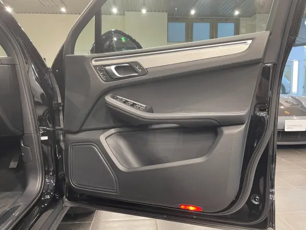 Porsche Macan PDK 4WD Certified Used Car / Power Steering+ / Driver Memory PKG / Brushed Aluminum Interior PKG / Privacy Glass / Lane Keeping Assist (Jet Black Metallic) — photo 7