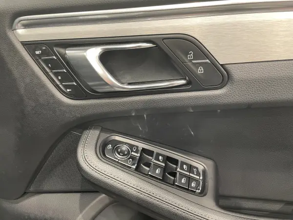 Porsche Macan PDK 4WD Certified Used Car / Power Steering+ / Driver Memory PKG / Brushed Aluminum Interior PKG / Privacy Glass / Lane Keeping Assist (Jet Black Metallic) — photo 8