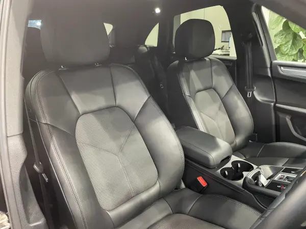 Porsche Macan PDK 4WD Certified Used Car / Power Steering+ / Driver Memory PKG / Brushed Aluminum Interior PKG / Privacy Glass / Lane Keeping Assist (Jet Black Metallic) — photo 9