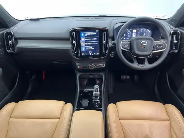 2022 Volvo Xc40 — photo 2