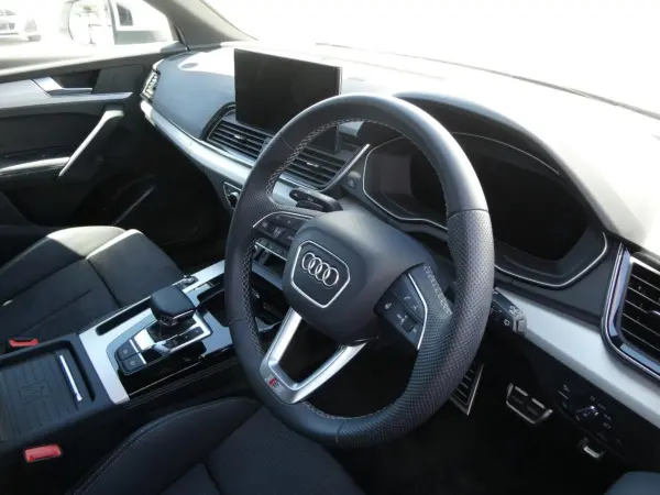 Audi Q5 40 TDI Quattro S Line Diesel Turbo 4WD One Owner Car Wireless Charging MMI Navigation Matrix LED Headlights All Seat Heaters All Seat Auto Air Conditioner Automatic Tailgate Aluminum Wheels Half Leather Seat (Glacier White Metallic) — photo 8