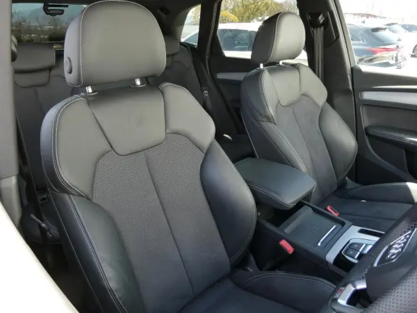 Audi Q5 40 TDI Quattro S Line Diesel Turbo 4WD One Owner Car Wireless Charging MMI Navigation Matrix LED Headlights All Seat Heaters All Seat Auto Air Conditioner Automatic Tailgate Aluminum Wheels Half Leather Seat (Glacier White Metallic) — photo 9