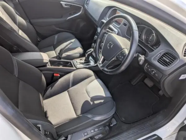 2018 Volvo V40 — photo 8 | Tuminion Kenya