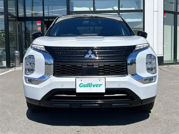 2023 Mitsubishi Outlander — photo 2