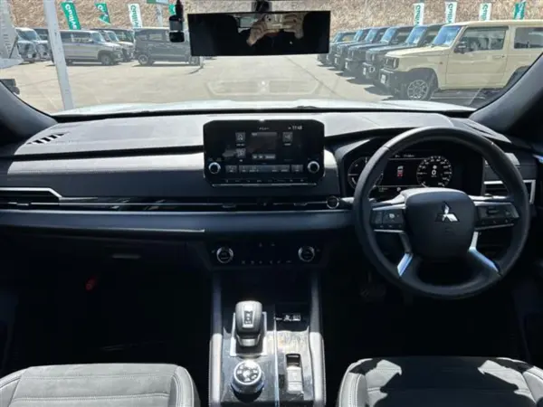 2023 Mitsubishi Outlander — photo 3