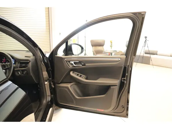 Porsche Macan PDK 4WD 1-Owner Sunroof Seat Heater Panoramic View Monitor Genuine Navigation Power Tailgate Half Leather CarPlay Compatible (Jet Black) — photo 8