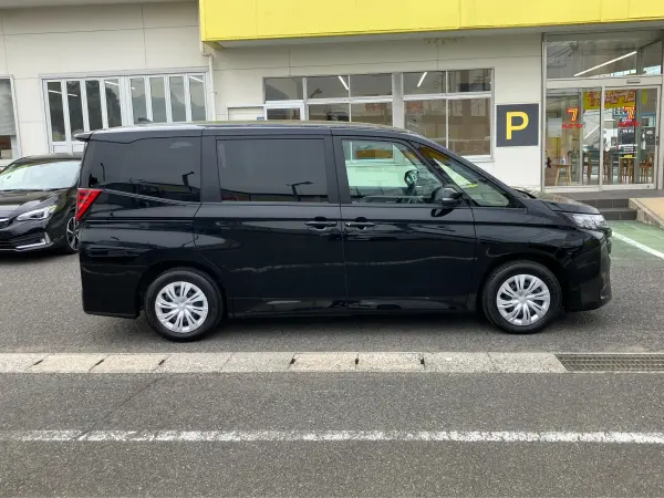 2025 Toyota Noah — photo 3