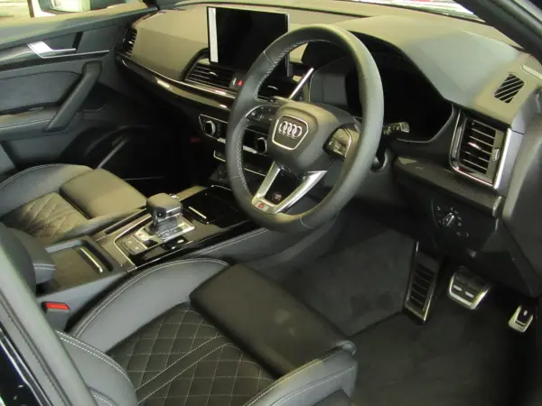 Audi SQ5 3.0 4WD Leather PKG/AW 5V Black Metallic R21 / Sunroof / Air Suspension / Black Styling / Privacy Glass / Red Calipers / Comfort PKG / Steering Heater / Nappa Leather Diamond Stitch (Mythos Black Metallic) — photo 7