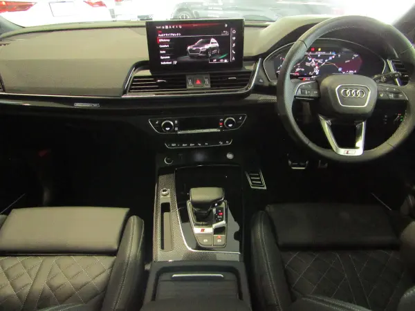 Audi SQ5 3.0 4WD Leather PKG/AW 5V Black Metallic R21 / Sunroof / Air Suspension / Black Styling / Privacy Glass / Red Calipers / Comfort PKG / Steering Heater / Nappa Leather Diamond Stitch (Mythos Black Metallic) — photo 8