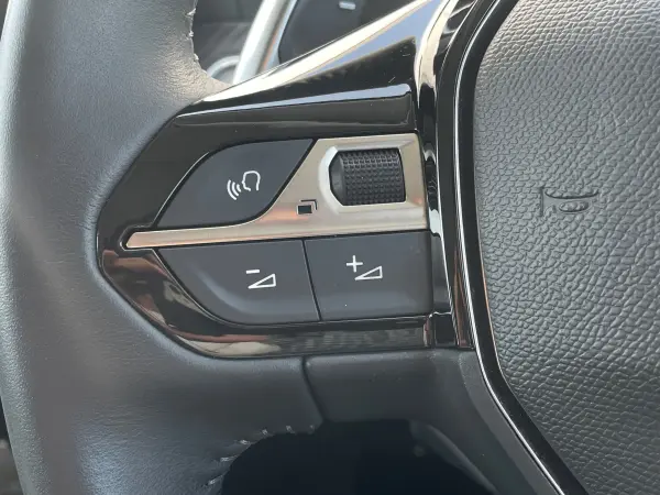 Peugeot 208 Allure 1 Owner Non-Smoking Display Audio Backup Camera Apple CarPlay Android Auto ETC Half Leather Seat Lane Keep Assist System Bluetooth Active Safety Brake Active Cruise (Pearl) — photo 7