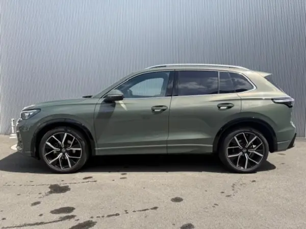 2025 Volkswagen Tiguan — photo 2