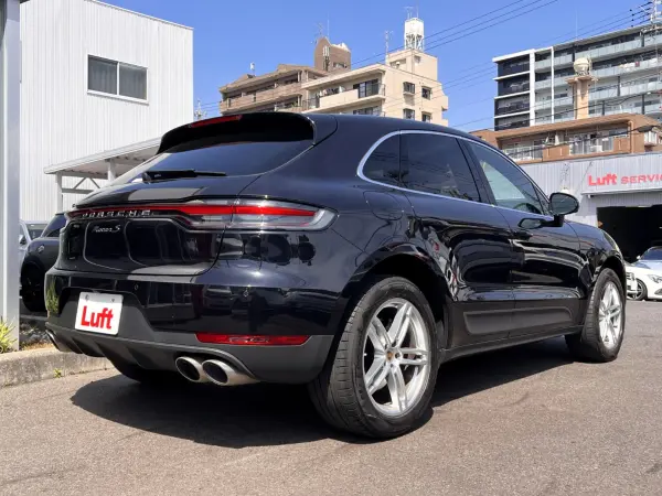 2021 Porsche Macan — photo 2