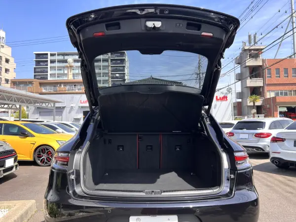 Porsche Macan S PDK 4WD One Owner Black/Red Leather Package 19-inch Macan Sport Wheels Sport Chrono Package Jet Black Metallic Seat Ventilation Lane Change Assist (Jet Black Metallic) — photo 7