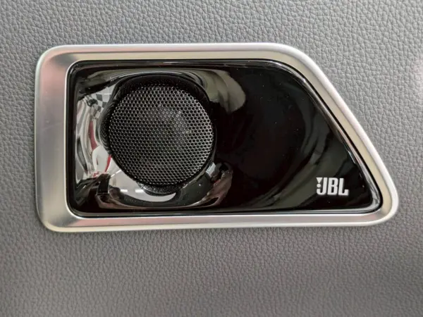 2023 Toyota Landrcuiser 300 — photo 3