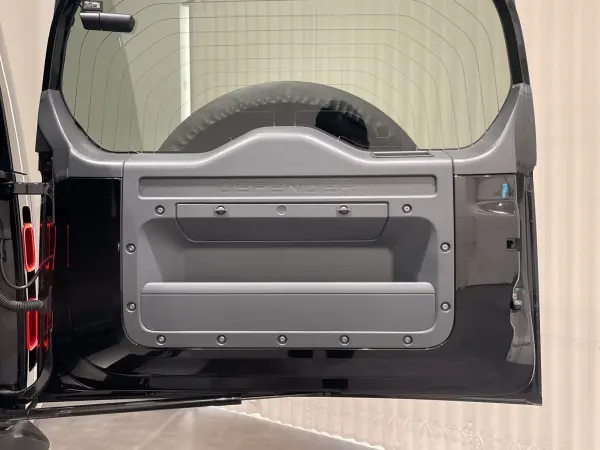 Land Rover Defender 110 X 3.0L D300 Diesel Turbo 4WD Panoramic Roof Deployable Side Air Suspension Pack Cold Climate Pack Heated Windscreen Heated Washer Nozzles Headlight Power Wash Seat Heater (Santorini Black Metallic) — photo 7