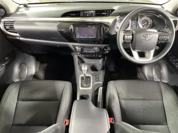 2023 Toyota Hilux — photo 2
